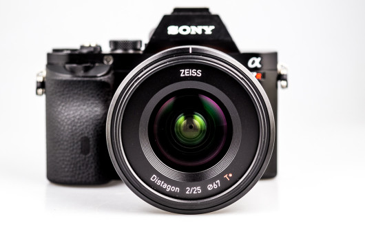 Zeiss Batis 25 mm f/2 wraz z Sony A7R