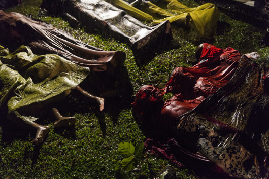© Patrick Brown (Panos Pictures/Unicef), Rohingya Crisis - nominacja do zdjęcia roku / Ułożone ciała uchodźców z Rohingya, którzy próbowali uciec z Myanmar. Ich łódź wywróciła się około osiem kilometrów od plaży Inani, w pobliżu Cox's Bazar w Bangladeszu. Na łodzi było około 100 osób. 17 z nich przeżyło.