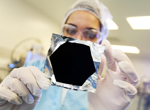 Vantablack - najczarniejszy materiał na świecie pochłania ponad 99,96% światła