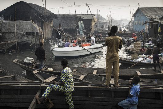© Jesco Denzel, Lagos Waterfronts under Threat -
 nominacja w CONTEMPORARY ISSUES SINGLES / Łódź z Lagos Marina jest prowadzona kanałami Makoko przez starożytną wioskę rybacką, która wyrosła na ogromną, nieformalną osadę - nad brzegami Lagos Lagoon (Lagos, Nigeria).