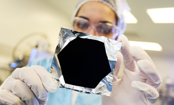  Vantablack - najczarniejszy materiał na świecie pochłania ponad 99,96% światła