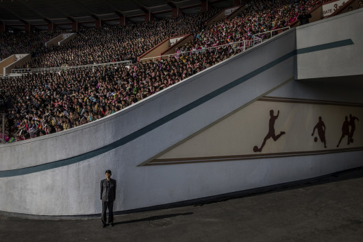 © Roger Turesson (Dagens Nyheter), North Korea - nominacja w CONTEMPORARY ISSUES SINGLES / Tłum czeka na rozpoczęcie maratonu w Pyongyang na stadionie Kim Il-sung, podczas gdy oficjalni strażnicy pilnują wyjścia w Phenianie, w Korei Północnej.