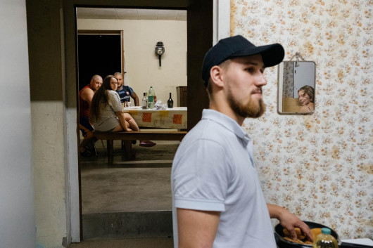 Fot. Albert Słowiński, Co roku młodzi Polacy wyjeżdżają za granicę do pracy sezonowej, szukając nie tylko lepszych zarobków, ale i szansy na godne życie. Po ciężkiej pracy tworzą tymczasowe wspólnoty w miejscach, których wcześniej nie znali. Wyjazdy młodych są odpowiedzią na wciąż trudną dla wielu sytuację ekonomiczną w Polsce.1. nagroda w kat. Young Poland - Stories / Grand Press Photo 2025