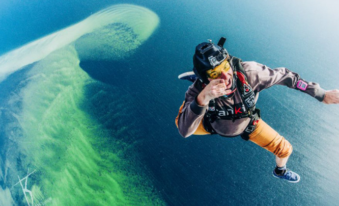  Jak fotografować sporty ekstremalne? Pytamy specjalistę od skydivingu, Kubę Konwenta