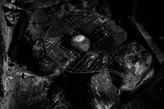 © Heba Khamis, Banned Beauty - I miejsce w kategorii CONTEMPORARY ISSUES STORIES / Praktyka „maskowania piersi“ u dziewcząt w wieku od ośmiu do dwunastu lat w Kamerunie odbywa się w przekonaniu, że opóźni to dojrzałość i pomoże zapobiec gwałtom lub wykorzystywaniu na tle seksualnym.