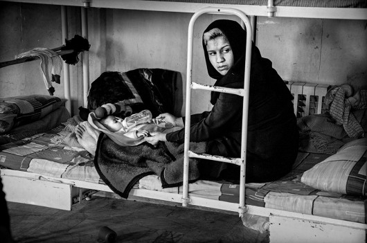 fot. Sadegh Souri, z cyklu Waiting Girls, zdjęcie roku MIFA 2016, 1. miejsce w kategorii Portfolio.