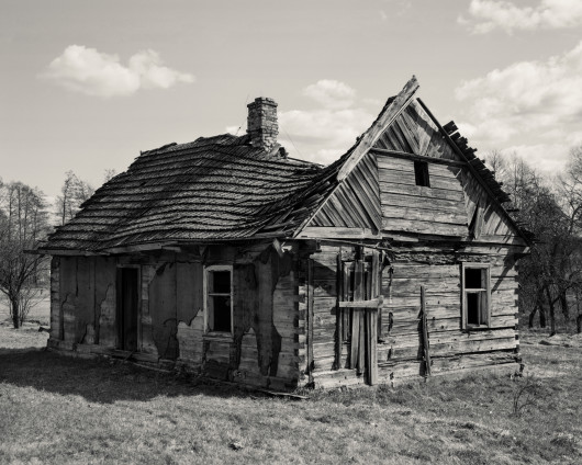 fot. Alys Tomlinson, z cyklu Ex-Voto, główna nagroda w konkursie Sony World Photography Awards 2018

Ex-Voto (Wotum) to osobisty projekt autorstwa londyńskiej fotograf. Na zwycięski cykl składają się formalne portrety, rozległe krajobrazy i małe, szczegółowe obrazy przedstawiające wota z miejsc pielgrzymek: Lourdes (Francja), Ballyvourney (Irlandia) i Grabarki (Polska).