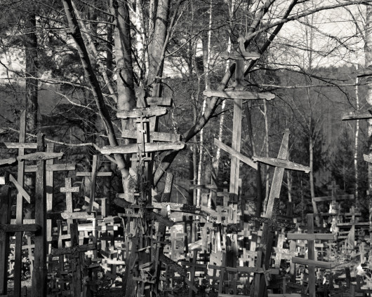 fot. Alys Tomlinson, z cyklu Ex-Voto, główna nagroda w konkursie Sony World Photography Awards 2018

Ex-Voto (Wotum) to osobisty projekt autorstwa londyńskiej fotograf. Na zwycięski cykl składają się formalne portrety, rozległe krajobrazy i małe, szczegółowe obrazy przedstawiające wota z miejsc pielgrzymek: Lourdes (Francja), Ballyvourney (Irlandia) i Grabarki (Polska).