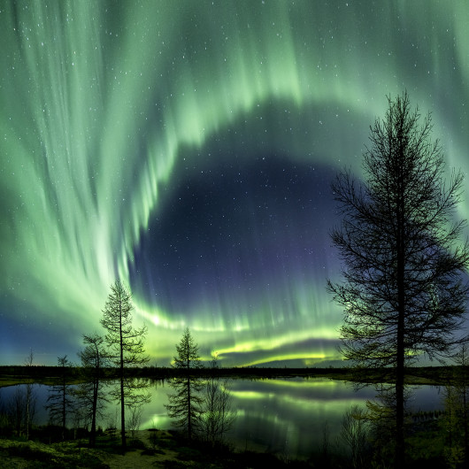 Kamil Nureev - II miejsce w kategorii Aurorae, zdjęcie przedstawia polarne światło nad syberyjską tundrą