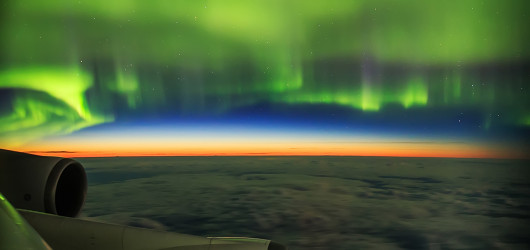 Ziyi Ye - III miejsce w kategorii Aurorae, zdjęcie przedstawia zorzę polarną sfotografowaną podczas lotu z Amsterdamu do Pekinu