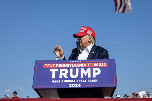 Fot. Doug Mills, The New York Times, Pulitzer Prize in Breaking News Photography 2025Zdjęcie przedstawia kulę przelatującą obok głowy Trumpa, niezwykły obraz, który uchwycił dokładny moment zagrożenia w być może najbardziej dramatycznym dniu niezwykłego roku politycznego. Michael Harrigan, emerytowany agent specjalny FBI, który spędził 22 lata w biurze, potwierdził, że obraz wydaje się być torem pocisku. „To absolutnie może pokazywać przemieszczenie powietrza spowodowane pociskiem” - powiedział Harrigan. „Biorąc pod uwagę okoliczności, jeśli to nie pokazuje drogi pocisku w powietrzu, nie wiem, co innego mogłoby to być”.