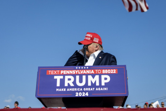 Fot. Doug Mills, The New York Times, PulitzerPrize in Breaking News Photography 2025Ułamek chwili później Trump zareagował na ukłucie pocisku, który przeszył jego ucho i instynktownie podniósł prawą rękę.