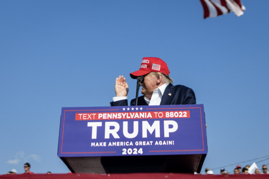 Fot. Doug Mills, The New York Times, Pulitzer Prize in Breaking News Photography 2025Trump cofnął rękę, odsłaniając krew z rany.