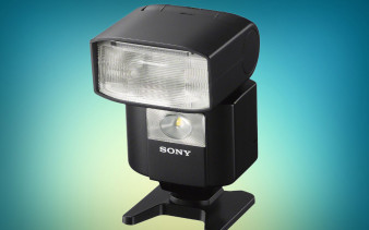 Sony HVL-F45RM - kompaktowa lampa z głowicą obracaną o 360° i diodą LED