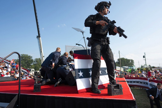 Fot. Doug Mills, The New York Times, Pulitzer Prize in Breaking News Photography 2025Po tym, jak zamachowiec otworzył ogień, agenci z Secret Service Trumpa rzucili się, by go osłaniać i chronić przed kolejnymi strzałami. Członek zespołu antysnajperskiego Secret Service zajął miejsce na scenie, przeczesując teren w poszukiwaniu strzelca i innych potencjalnych zagrożeń.
