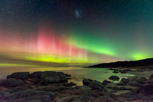 fot. James Stone, Aurora Australis from Beerbarrel Beach 2. miejsce w kategorii Aurorae / Insight Investment Astronomy Photographer of the Year 2019