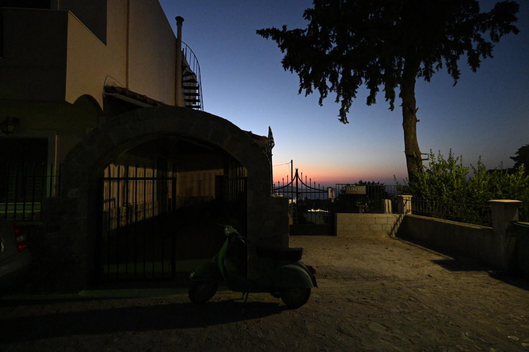 1/60 s, f/4, ISO 12800, 17.0 mm