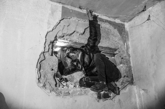 fot. Moises Saman, The New Yorker, Pultizer Prize in Feature Photography 2025Kierując się zapachem martwych ciał, mężczyzna przeszukuje mury więzienia Sednaya na obrzeżach Damaszku.