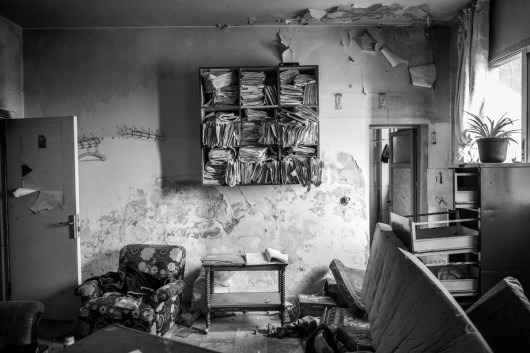 fot. Moises Saman, The New Yorker, Pultizer Prize in Feature Photography 2025W biurach kompleksu Palestyna biurka zarzucone są dokumentami pozostawionymi przez uciekających funkcjonariuszy bezpieczeństwa. Dokumenty zawierają wskazówki dotyczące okrucieństw reżimu, wśród których znajdują się m.in. szczegółowe rozkazy aresztowań, transkrypcje przesłuchań czy nazwiska więźniów i zapisy różnego rodzaju operacji.