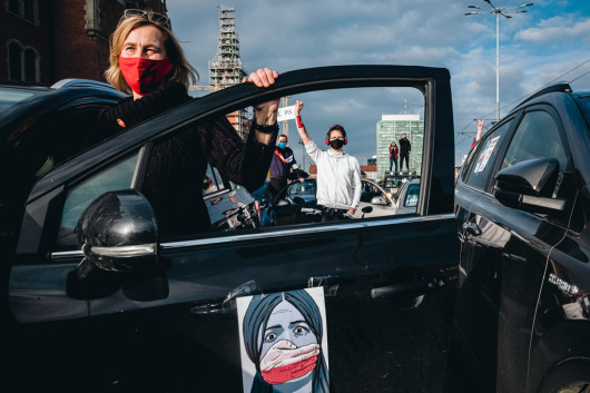 Kategoria: Zdjęcia pojedyncze - wydarzenia. II nagroda. Autor: Jarosław Respondek, Agencja Reporter
Gdańsk, ogólnopolski protest samochodowy, zwany blokadą miast, po orzeczeniu Trybunału Konstytucyjnego w sprawie aborcji. Blokada spotęgowała problemy komunikacyjne w rejonie Huciska i dworca PKP.