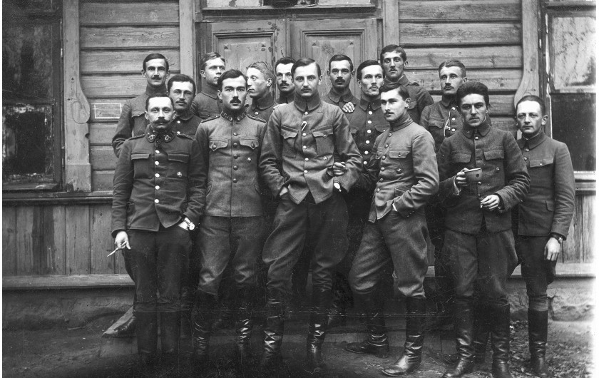 Oficerowie 6 batalionu Legionów Polskich podczas pobytu w Baranowiczach. W 1. rzędzie, 3. z lewej stoi porucznik Leopold Lis-Kula, 1916 – NAC.