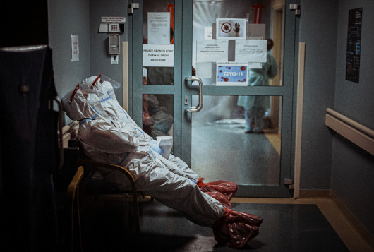 Kategoria: Zdjęcia pojedyncze - wydarzenia. Autor: Ireneusz Dorożański, Agencja Forum
Szpital wojewódzki w Bielsku Białej. Żołnierze 13 Śląskiej Brygady Obrony Terytorialnej podczas dyżuru oczekują na kolejny transport pacjentów.