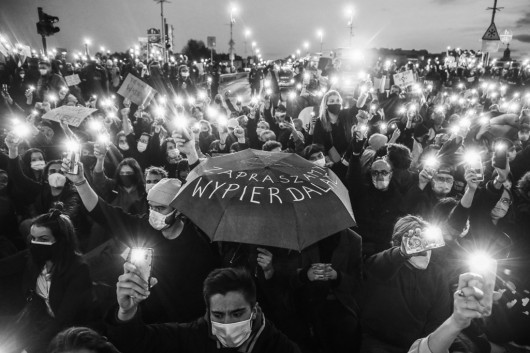 Kategoria: Zdjęcia pojedyncze - wydarzenia. Autor: Beata Zawrzel, Agencja Reporter
Po ogłoszeniu decyzji Trybunału Konstytucyjnego w sprawie zaostrzenia przepisów dotyczących aborcji w wielu polskich miejscowościach odbyły się akcje protestacyjne organizowane przez Strajk Kobiet. Mimo zakazu zgromadzeń z powodu pandemii koronawirusa na ulice wyszło tysiące demonstrujących, którzy usiedli na środku jezdni w centrum Krakowa, całkowicie paraliżując ruch. Doszło do największej blokady w historii miasta.