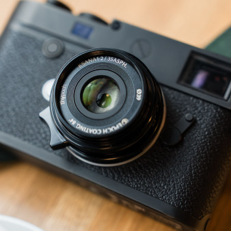 Thypoch Ksana 35 mm f/2 ASPH - dalmierzowy standard inspirowany optyką lat 80.