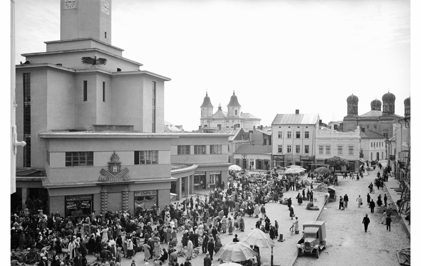 Stanisławów. Rynek z ratuszem, 1938. Fot. Henryk Poddębski – NAC.