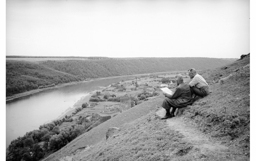 Nad Dniestrem w okolicy zamku w Rakowcu. Widoczny m.in. Mieczysław Orłowicz, 1938. Fot. Henryk Poddębski – NAC.