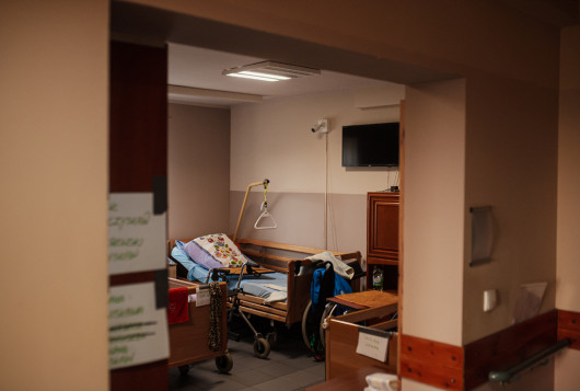 Kategoria: Fotoreportaż - wydarzenia. II nagroda Autor: Ireneusz Dorożański, Agencja Forum
Pierwsza fala pandemii koronawirusa. Działania ewakuacyjne oraz opieka nad pacjentami zakażonymi wirusem COVID-19 prowadzone przez żołnierzy Wojsk Obrony Terytorialnej w domach pomocy społecznej.