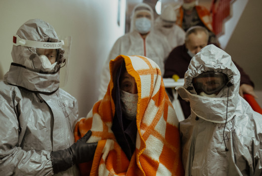 Kategoria: Fotoreportaż - wydarzenia. II nagroda Autor: Ireneusz Dorożański, Agencja Forum
Pierwsza fala pandemii koronawirusa. Działania ewakuacyjne oraz opieka nad pacjentami zakażonymi wirusem COVID-19 prowadzone przez żołnierzy Wojsk Obrony Terytorialnej w domach pomocy społecznej.