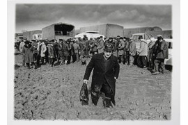 fot. Maciej Osiecki, Człowiek z teczką na tle kolejki po parówki, Bodzentyn 1980 r., 
Muzeum Historii Fotografii w Krakowie