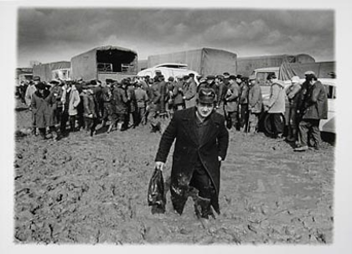 fot. Maciej Osiecki, Człowiek z teczką na tle kolejki po parówki, Bodzentyn 1980 r., 
Muzeum Historii Fotografii w Krakowie