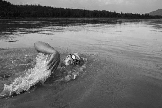 Fot. Piotr Sadurski, z projektu Swimming Yukon River, wyróżnienie w kategorii profesjonalnej Sport / Sony World Photography Awards 2024
