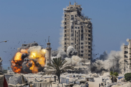 Fot. Saher Alghorra, The New York Time, Pulitzer Prize in Breaking News Phoography 2026Izraelskie wojsko zbombardowało Mushtaha Tower, charakterystyczny punkt miasta Gaza, nasilając ataki na miasto w ramach przygotowań do szerszej ofensywy. Wieżowiec zawalił się w słupie ciemnego dymu. Uważano, że setki tysięcy Palestyńczyków schroniły się w zrujnowanych budynkach i namiotach w okolicach miasta Gaza. Izraelskie wojsko twierdziło, że budynek był wykorzystywany przez Hamas do działań militarnych i wywiadowczych; Hamas temu zaprzeczał. (05.09.2025)