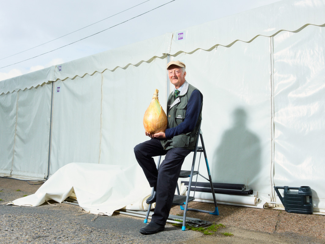 Fot. Jack Kenyon, "Peter and his Giant Onion" / Portrait of Britain Vol. 7