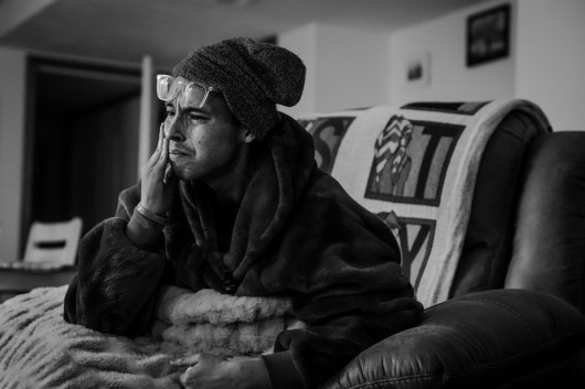 Fot. Jahi Chikwendiu, The Washington Post, Pulitzer Prize in Feature Photography 2026AMERICAN FORK, Utah - 8 lutego: 30-letni Tanner Martin wyobraża sobie życie po swojej śmierci w domu rodziców swojej żony Shay Martin w American Fork w stanie Utah, gdzie para mieszka w piwnicy. W 2020 roku u Tannera zdiagnozowano raka jelita grubego w czwartym stadium. W tamtym czasie studiował psychiatrię na poziomie licencjackim i niedawno świętował drugą rocznicę ślubu z żoną, która obecnie spodziewa się narodzin ich córki w czerwcu. Większość nowotworów w Stanach Zjednoczonych wykrywa się u osób w wieku 65 lat i starszych, ale nowe badanie pokazuje niepokojący trend: liczba zachorowań na raka wśród młodszych Amerykanów, szczególnie kobiet, rośnie, przy czym najszybciej przybywa przypadków nowotworów układu pokarmowego, endokrynologicznych i raka piersi. Nie ma jednoznacznego wyjaśnienia, dlaczego wskaźniki zachorowań rosną wśród młodszych osób, ale eksperci wskazują kilka możliwych przyczyn tego trendu, w tym wzrost poziomu otyłości oraz czynniki związane ze stylem życia, takie jak picie alkoholu, palenie, zła jakość snu i siedzący tryb życia. Prawdopodobnie znaczenie mają też czynniki środowiskowe, w tym ekspozycja na zanieczyszczenia i rakotwórcze substancje chemiczne.