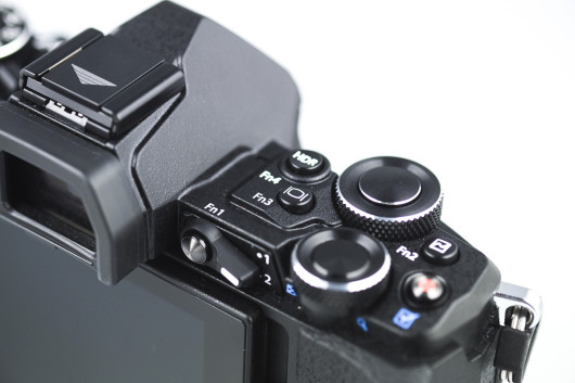 Olympusa OM-D E-M5 II - spust migawki umieszczony w przednim pokrętle 