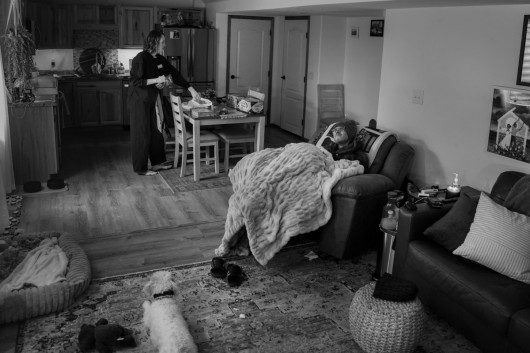 Fot. Jahi Chikwendiu, The Washington Post, Pulitzer Prize in Feature Photography 2026AMERICAN FORK, Utah - 8 lutego: 30-letni Tanner Martin krzywi się z bólu, podczas gdy jego ciężarna żona, 28-letnia Shay Martin, wykonuje domowe obowiązki, m.in. karmi ich psa Luke’a, w piwnicy domu rodziców Shay w American Fork w stanie Utah, gdzie para mieszka
