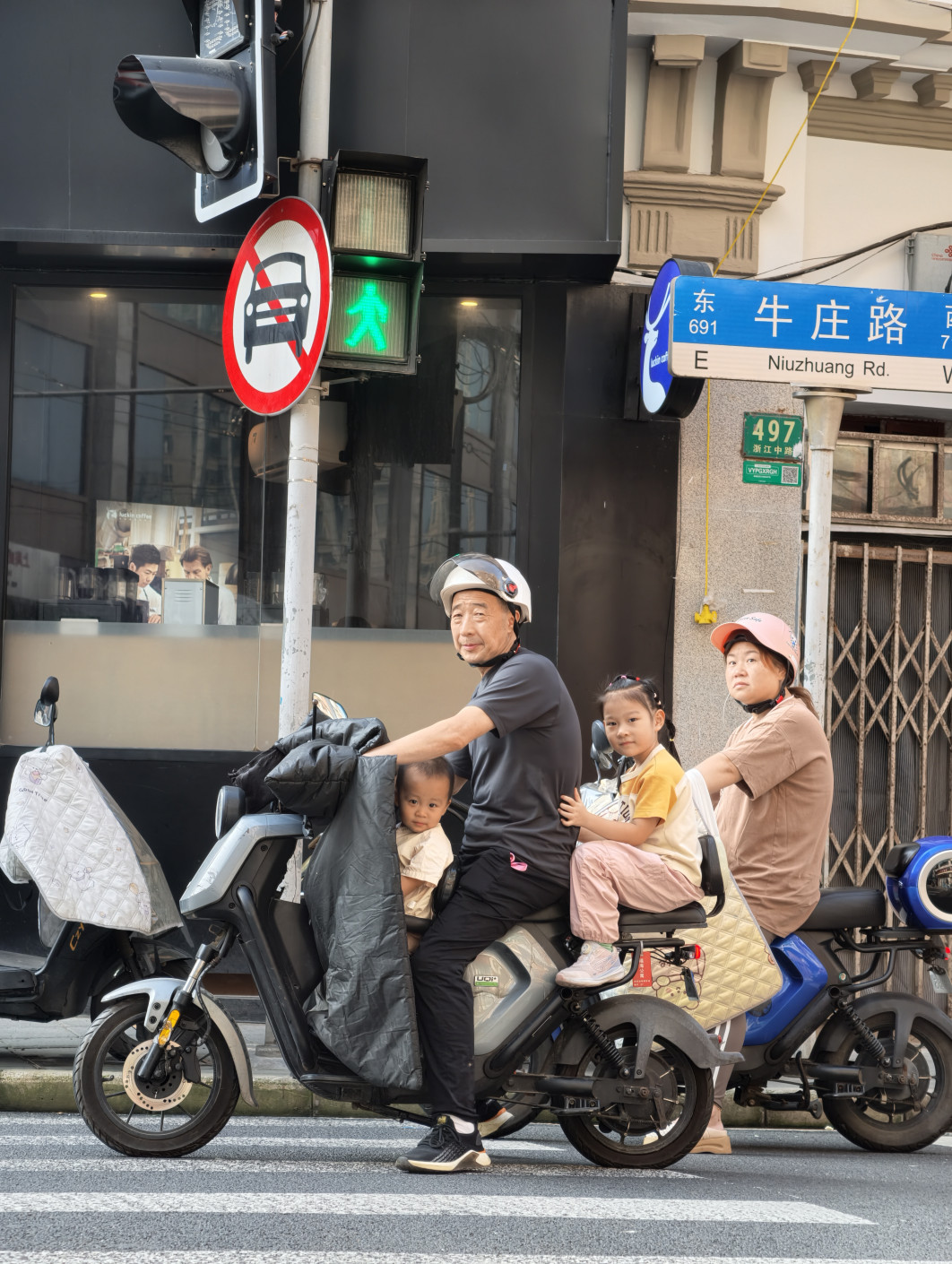 1/100 s, f/2.7, ISO 364, 22.5 mm