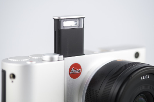 Leica T - wbudowana lampa błyskowa