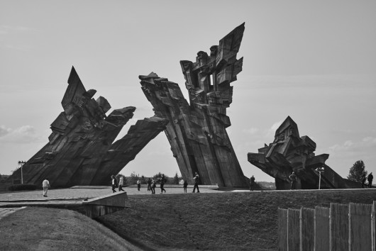 Projekt dokumentalny. Autor: Bartosz Frątczak, freelancer
W momencie wkroczenia wojsk nazistowskich na Litwę w 1941 roku mieszkało tutaj ok. 240 tys. Żydów. Litwacy ginęli w pobliżu własnych domów, w lasach, na cmentarzach żydowskich, w ponad 200 miejscach oznaczonych później jako masowe groby. „Dos Togbukh” jest fotograficzną opowieścią o Zagładzie ukazaną z perspektywy ruin i opustoszałych synagog. Niektóre z nich zamknięto po 1945 roku, inne przekształcono w szkolną salę gimnastyczną, kino bądź wyburzono. Projekt pokazuje historie kamiennych nagrobków, które w okresie władzy sowieckiej wykorzystywano m.in. jako materiał do budowy przyczółków, mostów na Wilii, stopni na Górze Bouffałowej w Wilnie. „Dos Togbukh” to wejrzenie w historię Holokaustu na Litwie, który do dziś pozostaje trudnym tematem. Kolaboranci litewscy, którzy brali udział w zbrodniach, nazywani są bojownikami o wolność. Podczas współczesnych marszów narodowców widać symbole nazistowskie i słychać hasła „Litwa dla Litwinów”. To opowieść złożona ze wspomnień ocalonych: Galiny Płokszto (wcześniej Eleonory Grinberg), Juliany Zarchi, Jewgenija Dubrowina i jego siostry Iriny. Zdjęcia powstawały na Litwie od 2015 roku.