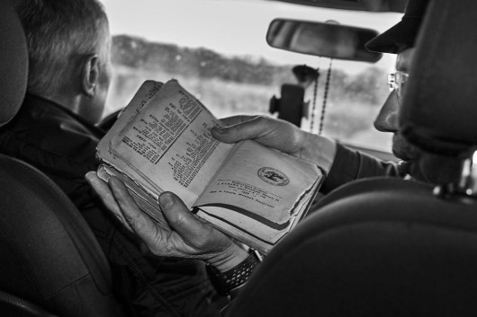 Projekt dokumentalny. Autor: Bartosz Frątczak, freelancer
W momencie wkroczenia wojsk nazistowskich na Litwę w 1941 roku mieszkało tutaj ok. 240 tys. Żydów. Litwacy ginęli w pobliżu własnych domów, w lasach, na cmentarzach żydowskich, w ponad 200 miejscach oznaczonych później jako masowe groby. „Dos Togbukh” jest fotograficzną opowieścią o Zagładzie ukazaną z perspektywy ruin i opustoszałych synagog. Niektóre z nich zamknięto po 1945 roku, inne przekształcono w szkolną salę gimnastyczną, kino bądź wyburzono. Projekt pokazuje historie kamiennych nagrobków, które w okresie władzy sowieckiej wykorzystywano m.in. jako materiał do budowy przyczółków, mostów na Wilii, stopni na Górze Bouffałowej w Wilnie. „Dos Togbukh” to wejrzenie w historię Holokaustu na Litwie, który do dziś pozostaje trudnym tematem. Kolaboranci litewscy, którzy brali udział w zbrodniach, nazywani są bojownikami o wolność. Podczas współczesnych marszów narodowców widać symbole nazistowskie i słychać hasła „Litwa dla Litwinów”. To opowieść złożona ze wspomnień ocalonych: Galiny Płokszto (wcześniej Eleonory Grinberg), Juliany Zarchi, Jewgenija Dubrowina i jego siostry Iriny. Zdjęcia powstawały na Litwie od 2015 roku.