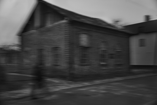 Projekt dokumentalny. Autor: Bartosz Frątczak, freelancer
W momencie wkroczenia wojsk nazistowskich na Litwę w 1941 roku mieszkało tutaj ok. 240 tys. Żydów. Litwacy ginęli w pobliżu własnych domów, w lasach, na cmentarzach żydowskich, w ponad 200 miejscach oznaczonych później jako masowe groby. „Dos Togbukh” jest fotograficzną opowieścią o Zagładzie ukazaną z perspektywy ruin i opustoszałych synagog. Niektóre z nich zamknięto po 1945 roku, inne przekształcono w szkolną salę gimnastyczną, kino bądź wyburzono. Projekt pokazuje historie kamiennych nagrobków, które w okresie władzy sowieckiej wykorzystywano m.in. jako materiał do budowy przyczółków, mostów na Wilii, stopni na Górze Bouffałowej w Wilnie. „Dos Togbukh” to wejrzenie w historię Holokaustu na Litwie, który do dziś pozostaje trudnym tematem. Kolaboranci litewscy, którzy brali udział w zbrodniach, nazywani są bojownikami o wolność. Podczas współczesnych marszów narodowców widać symbole nazistowskie i słychać hasła „Litwa dla Litwinów”. To opowieść złożona ze wspomnień ocalonych: Galiny Płokszto (wcześniej Eleonory Grinberg), Juliany Zarchi, Jewgenija Dubrowina i jego siostry Iriny. Zdjęcia powstawały na Litwie od 2015 roku.