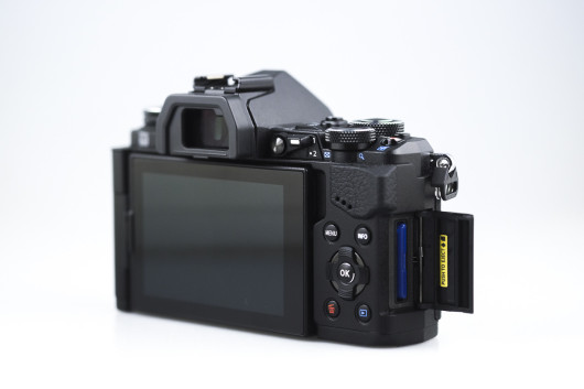Olympusa OM-D E-M5 II - slot z kartą pamięci