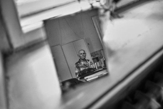 Projekt dokumentalny. Autor: Bartosz Frątczak, freelancer
W momencie wkroczenia wojsk nazistowskich na Litwę w 1941 roku mieszkało tutaj ok. 240 tys. Żydów. Litwacy ginęli w pobliżu własnych domów, w lasach, na cmentarzach żydowskich, w ponad 200 miejscach oznaczonych później jako masowe groby. „Dos Togbukh” jest fotograficzną opowieścią o Zagładzie ukazaną z perspektywy ruin i opustoszałych synagog. Niektóre z nich zamknięto po 1945 roku, inne przekształcono w szkolną salę gimnastyczną, kino bądź wyburzono. Projekt pokazuje historie kamiennych nagrobków, które w okresie władzy sowieckiej wykorzystywano m.in. jako materiał do budowy przyczółków, mostów na Wilii, stopni na Górze Bouffałowej w Wilnie. „Dos Togbukh” to wejrzenie w historię Holokaustu na Litwie, który do dziś pozostaje trudnym tematem. Kolaboranci litewscy, którzy brali udział w zbrodniach, nazywani są bojownikami o wolność. Podczas współczesnych marszów narodowców widać symbole nazistowskie i słychać hasła „Litwa dla Litwinów”. To opowieść złożona ze wspomnień ocalonych: Galiny Płokszto (wcześniej Eleonory Grinberg), Juliany Zarchi, Jewgenija Dubrowina i jego siostry Iriny. Zdjęcia powstawały na Litwie od 2015 roku.
