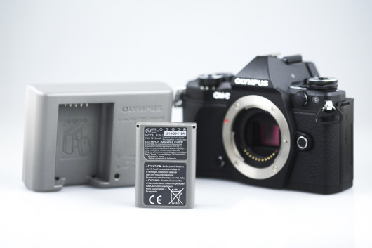 Olympusa OM-D E-M5 II - ładowarka i bateria