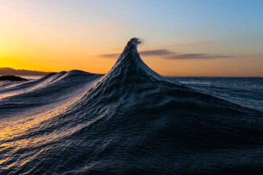 I miejsce w kategorii Natural World © Oreon Strusinski Pinnacle of Existence (wszystkie prawa zastrzeżone) / Smithsonian Photo Contest 2017 (www.smithsonianmag.com) / Energia przemierza setki mil przez ocean i kończy się dramatycznie, kiedy dociera do naszych brzegów.