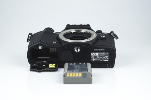 Olympusa OM-D E-M5 II - slot na baterię 